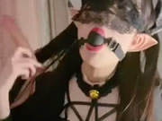 Chica asiática delgada y pequeña diabla masturbándose